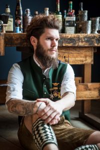 Bayerisches Bartmodel in Tracht