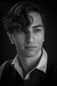 Model im Schwarz-Weiß Look von vorne