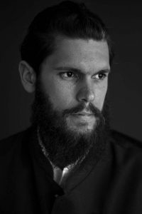Bartmodel im Schwarz-Weiß Look
