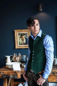 Model in bayerischer Tracht