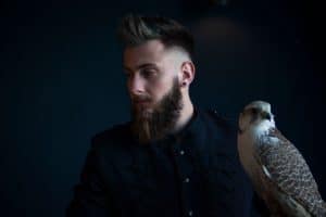 Herren Model mit Adler